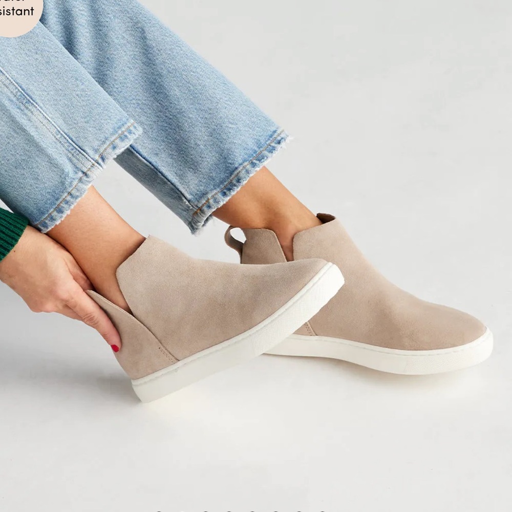 Birdies The Falcon in Almond Milk NWT